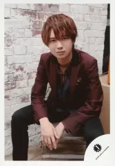 【中古】生写真(ジャニーズ) HiHi Jets/井上瑞稀/膝上・座り・衣装紫・黒・両手重ね・左向き・前屈み・口閉じ/「DREAM BOYS」グッズオフショット/公式生写真