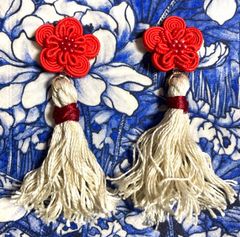 真っ赤なお花のチャイナボタンとウネウネ タッセルのピアス