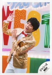 【中古】生写真(ジャニーズ) ジャニーズWEST/重岡大毅/膝上・衣装金・白・両手パー・体曲げ/「ジャニーズWEST LIVE TOUR 2019 WESTV!」グッズオフショット/公式生写真