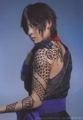 【中古】生写真(男性) 牧島輝(大倶利伽羅)/上半身・キャラクターショット/「ミュージカル『刀剣乱舞』 鶴丸国永 大倶利伽羅 双騎出陣 ～春風桃李巵～」ブロマイド ライブver.3