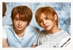 【中古】生写真(ジャニーズ) Hey! Say! JUMP/知念侑李・山田涼介/横型・バストアップ・衣装グレー・白・山田顔傾げ・背景グレー/アルバム「DEAR.」ジャケ写撮影オフショット/公式生写真