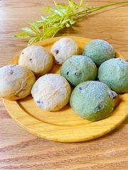 焼き立て！もっちり大納言小豆パンと大納言よもぎパン