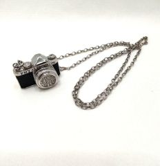 カメラモチーフ　ペンダント　ネックレス　貴金属ではありません　used　中古　美品
