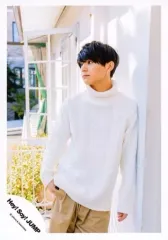 【中古】生写真(ジャニーズ) Hey! Say! JUMP/山田涼介/膝上・衣装白.ベージュ・右手ポケット・左手下・壁に寄りかかり・野外/16-17冬 コンサートグッズ撮影/公式生写真