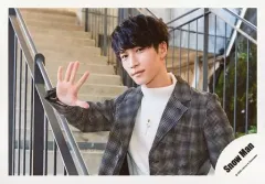 【中古】生写真(ジャニーズ) Snow Man/渡辺翔太/横型・上半身・衣装白・グレー・チェック柄・右手パー・左向き・階段/シングル「D.D. / Imitation Rain」MV＆ジャケ写オフショット/公式生写真