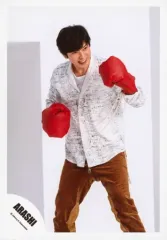 【中古】生写真(ジャニーズ) 嵐/松本潤/膝上・衣装白・ズボン茶・両手グローブ赤・前屈み・顔右向き・歯見せ・背景白/「Are You Happy?」ジャケ写撮影＆「Don’t You Get It」PV撮影/公式生写真