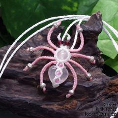 恋を呼ぶ慈愛の魔石『ローズクォーツ』蜘蛛マクラメ編ネックレス