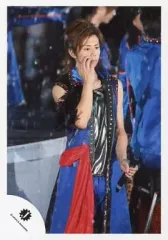 【中古】生写真(ジャニーズ) Kis-My-Ft2/北山宏光/ライブフォト・膝上・衣装青赤・左手マイク・右手頬/公式生写真