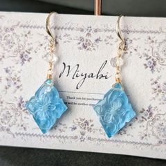 ブルーシラー◎シーシェルカービングラブラドライトピアスチャーム