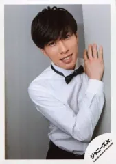 【中古】生写真(ジャニーズ) Snow Man/宮舘涼太/上半身・衣装白・黒・右手壁・歯見せ・背景白/「ジャニーズJr.8・8祭り～東京ドームから始まる～」グッズオフショット/公式生写真