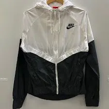 美品 NIKE ナイキ ナイロンジャケット ウインドブレーカー 白黒 S NIKE ナイキ ナイロンジャケット ウインドブレーカー白黒 M