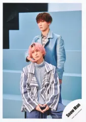 【中古】生写真(ジャニーズ) Snow Man/渡辺翔太・佐久間大介/膝上/シングル「Secret Touch」MV＆ジャケ写オフショット/公式生写真