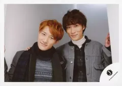 【中古】生写真(ジャニーズ) Snow Man/渡辺翔太・岩本照/横型・バストアップ・衣装グレー・肩組み/「JOHNNYS’ World 2015-2016」パンフレット＆グッズ撮影オフショット/公式生写真