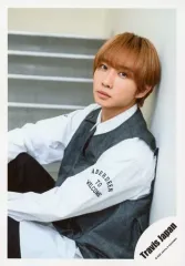 【中古】生写真(ジャニーズ) Travis Japan/中村海人/膝上・座り・衣装白.グレー・左向き・壁に寄りかかり/「Travis Japan LIVE TOUR 2020 ENTER 1234567」グッズオフショット/公式生写真