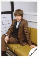 【中古】生写真(ジャニーズ) Hey! Say! JUMP/八乙女光/全身(足見切れ)・衣装茶色・黒・白・座り・左向き・足組み/DVDシングル「愛だけがすべて -What do you want?-」MV＆ジャケ写オフショット/公式生写真