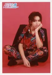 【中古】生写真(男性) 超特急/タカシ(松尾太陽)/全身・衣装黒・赤・花柄・上着肩掛け・座り・背景朱色/単独ソロライブ「Utautai」生写真セット 2部ver.