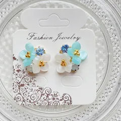 ブルー　ホワイト　フラワー　キラキラ　ビジュハンドメイドピアス　イヤリング