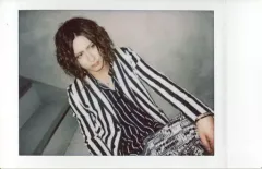 【中古】生写真(男性) FEST VAINQUEUR/I’LL/横型・膝上・座り・衣装白黒・ストライプ・右膝立て・目線右・背景グレー/生チェキ