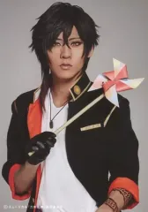 【中古】生写真(男性) 牧島輝(大倶利伽羅)/上半身・風車・キャラクターショット/戦闘ver./DVD・BD「ミュージカル『刀剣乱舞』～三百年の子守唄 2019～」会場予約特典撮り下ろし写真