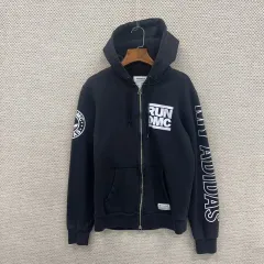 adidas × RUN DMC ロゴプリント ジップアップ パーカー 61911584475f3ee341edf879705357