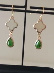 NO159　クローバーチャーム＆ エメラルドグリーンドロップフックピアス