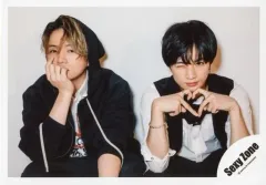 【中古】生写真(ジャニーズ) Sexy Zone/菊池風磨・中島健人/横型・上半身・衣装黒・白・座り・菊池右手顎・中島両手でハート・右目閉じ・背景白/「Sexy Zone LIVE TOUR 2019 PAGES」グッズオフショット/公式生写真 
