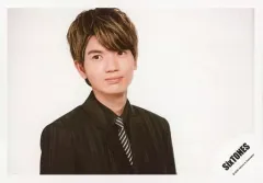 【中古】生写真(ジャニーズ) SixTONES/高地優吾/横型・バストアップ・衣装黒・両手下・目線左・背景白/「TrackONE -IMPACT-」グッズオフショット/公式生写真