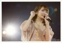 【中古】生写真(乃木坂46) No.002：秋元真夏/ライブフォト・横型・上半身・衣装ベージュ・右手耳元/CHOOSE 5 PHOTOS! ～7th YEAR BIRTHDAY LIVE PHOTO Ver.～