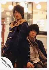 【中古】生写真(ジャニーズ) Hey! Say! JUMP/岡本圭人・中島裕翔/膝上・中島座り・青のチェック柄コート・黒のジャケット・目線左/公式生写真