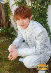 【中古】生写真(ジャニーズ) King ＆ Prince/岸優太/全身・衣装白・しゃがみ・左向き/「King ＆ Prince First Concert Tour 2018」オリジナルフォト