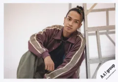 【中古】生写真(STARTO) Aぇ! group/草間リチャード敬太/横型・膝上/「Aぇ! group Debut Tour ～世界で1番AぇLIVE～」グッズオフショット/公式生写真