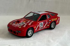 ブラーゴ製 ポルシェ 924 ターボ 1/24スケールモデルカー（赤／レーシング仕様）のサムネイル
