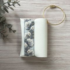 折りたたみ ポケットティッシュケース 2way ホワイト インド刺繍リボン 合皮 レザー 携帯用