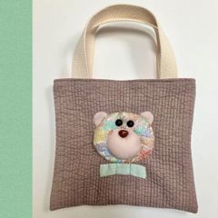 ハンドメイド　【2024 新作】パッチdeミニバッグ　リバティくまさん　パッチワーク　バッグ　くま　リバティ　花柄　ヌビ　キルティング