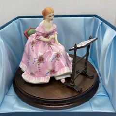 コールポート（Coalport）のフィギュリン、メヌエットシリーズの