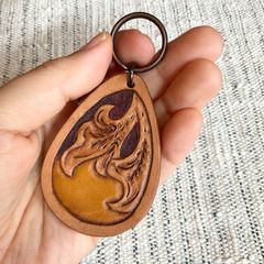 レザーカービングの「願いうた」キーホルダー～フチあり小ぶりのブラウンタイプ