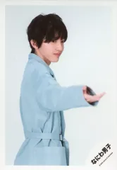 【中古】生写真(ジャニーズ) なにわ男子/道枝駿佑/膝上・衣装水色・右手差出し・右向き・背景白/「関ジュ 夢の関西アイランド 2020 in 京セラドーム大阪 ～遊びにおいでや!満足 100%～」グッズオフショット/公式生写真