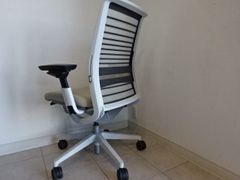 steelcase スチールケース社　ニューシンクチェア　thinkchair　白系フレーム　ココナッツ　モルト色 多機能高級チェア　リモート椅子　パソコンチェア
