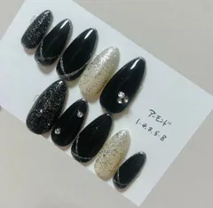 【サイズオーダー】クールな黒ネイル　モノクロネイル　Vカットストーンネイル　ネイルチップ