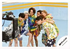 【中古】生写真(ジャニーズ) 関ジャニ∞/集合(7人)/横型・膝上・衣装カラフル・肩組み・カメラ覗き込み・プール/「罪と夏」PV＆ジャケ写撮影/公式生写真