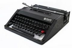 専門店でオーバーホール、リペイント済の中古タイプライター olivetti Lettera Black