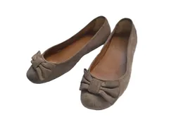 ●【最安値】UGG　アグ　スエードパンプス/mo-A-215-6134-1.4/高級/正規品/本物/快適/天然シープスキン/柔らかい/履き心地/高品質スエード/足馴染み リボン付きのグレーのスエードフラットシューズ、UGG製。