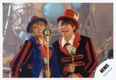 【中古】生写真(ジャニーズ) NEWS/手越祐也・増田貴久/横型・上半身・ステッキ・帽子・衣装黒、赤/公式生写真