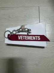 正規品★新品　VETEMENTSキーホルダースイスヴェトモンキーリング 正規品☆新品 VETEMENTSキーホルダースイスヴェトモンキーリング