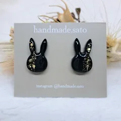 【375】黒うさぎ一粒レジンピアス(サージカルステンレスポスト)　ゴールドグリッター　Mサイズ