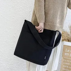 無地 キャンバスバッグ トートバッグ レディース 黒 白 ワンショルダー ボタン 折りたたみ スクエア 軽量 丈夫 厚手 大容量 外内ポケット a4 たっぷり収納 使いやすさ 便利 エコバッグ カジュアル シンプル 通勤 通学R1027