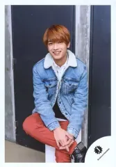 【中古】生写真(ジャニーズ) なにわ男子/高橋恭平/膝上・座り・衣装水色・デニムジャケット・両手組み・右足曲げ/「関西ジャニーズJr. LIVE 2019 Happy 2year!! ～今年も関ジュとChu Year!!～」オフショット/公式生写真