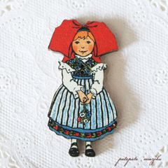 アトリエ ボヌール ドゥ ジュール フランス 製 木製ボタン　ハンジ  HANSI  アルザス 誕生日の女の子  手芸 雑貨 小物 アトリエボヌールドゥジュール ボタン