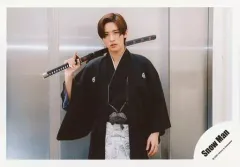 【中古】生写真(ジャニーズ) Snow Man/目黒蓮/横型・膝上・衣装黒・白・袴・右手刀・首傾げ/「アクリルスタンドII」オフショット/公式生写真