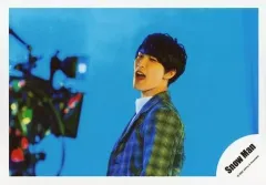 【中古】生写真(ジャニーズ) Snow Man/渡辺翔太/横型・上半身・衣装グレー・チェック柄・左向き・口開け・背景水色/シングル「D.D. / Imitation Rain」MV＆ジャケ写オフショット/公式生写真